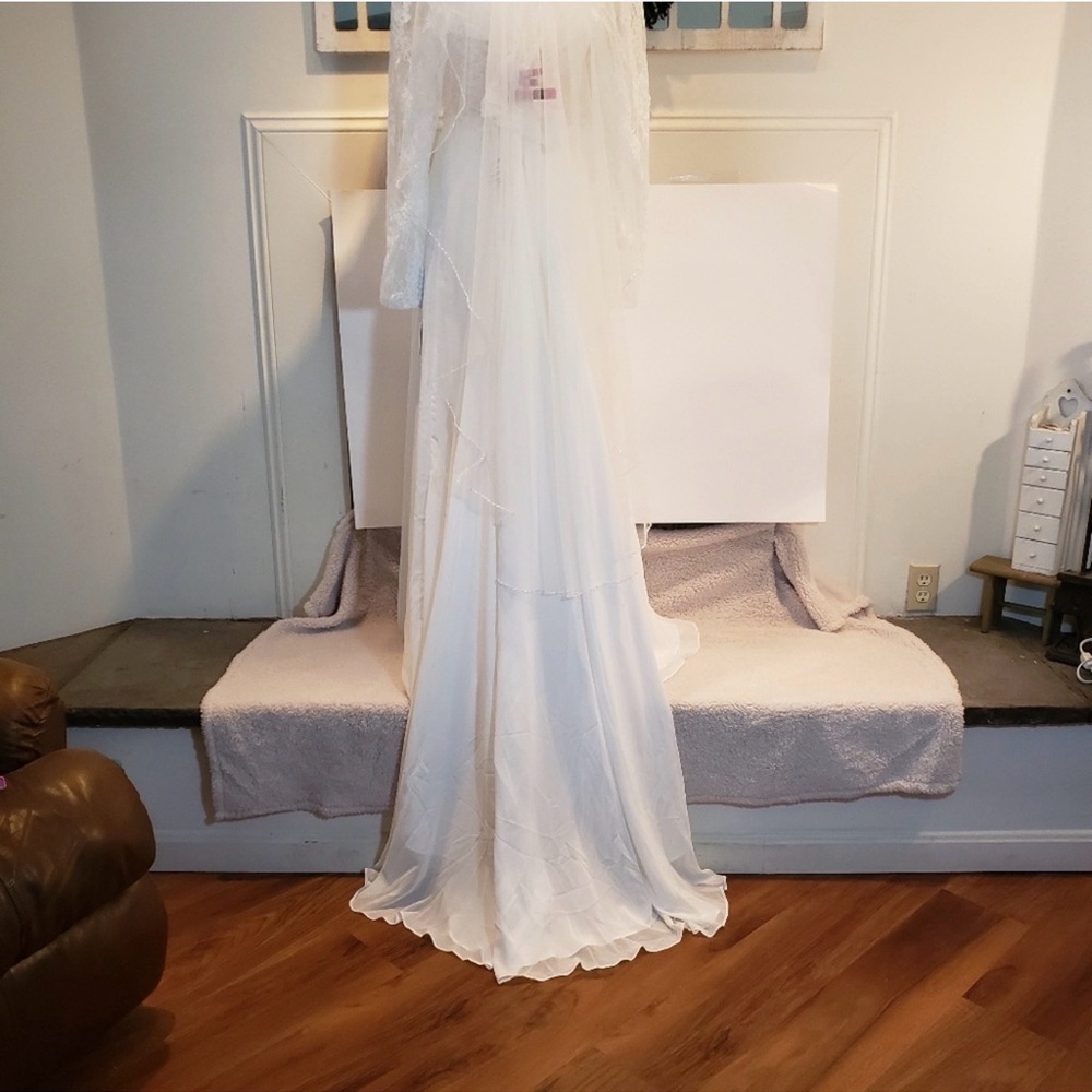 David's Bridal Ivory Beaded Edge Mid-Length Veil - Picture 5 of 7